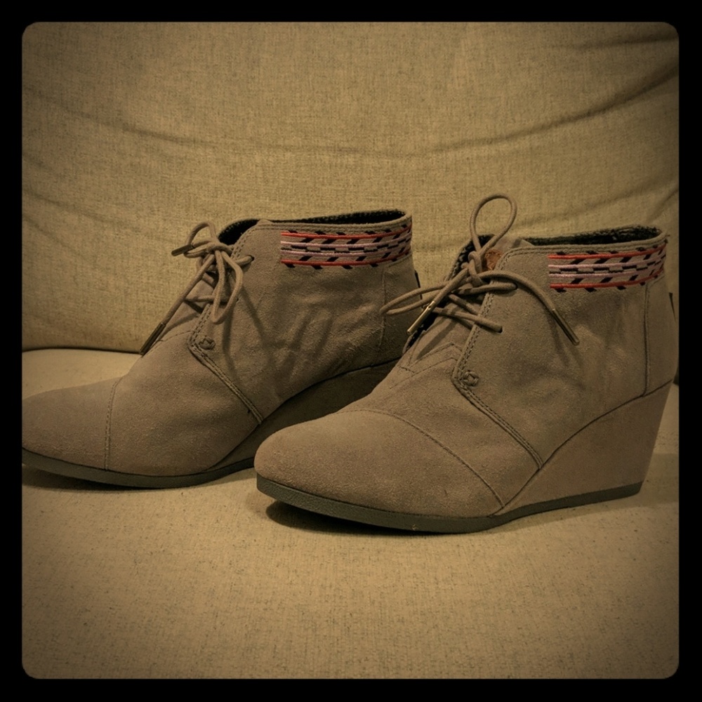 EUC - TOMS taupe suede desert booties - women's 9